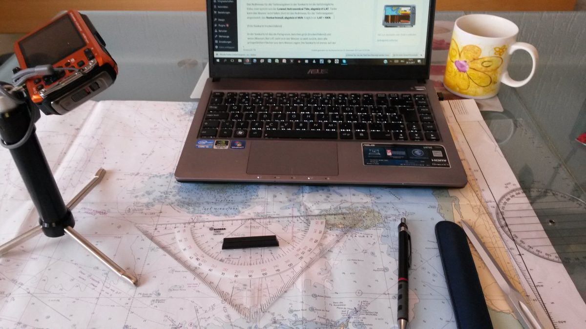 Laptop, Seekarte, Geo-Dreieck, Kartenzirkel